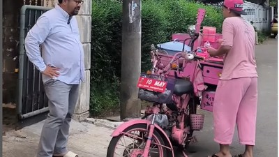 Doyan Jajan! Komedian Bedu Ngemil Siomay Pink hingga Kue Putu
