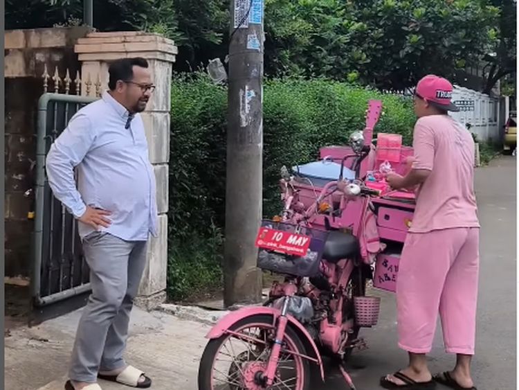 Doyan Jajan! Komedian Bedu Ngemil Siomay Pink hingga Kue Putu