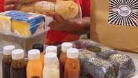 Terakhir, ada potretnya saat makan mendapat kiriman makanan dari temannya. Mulai dari roti bun untuk burger hingga minuman botolan, jadi santapan Bedu. Foto: Instagram/@beddu17
