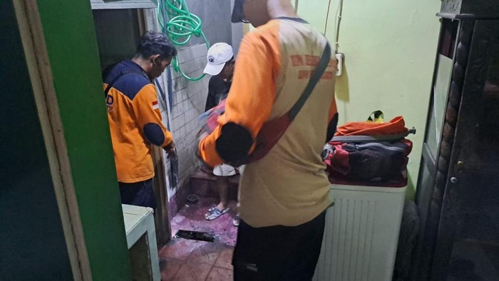 BPBD Kota Batu melakukan asesmen lantai ambles di salah satu rumah warga