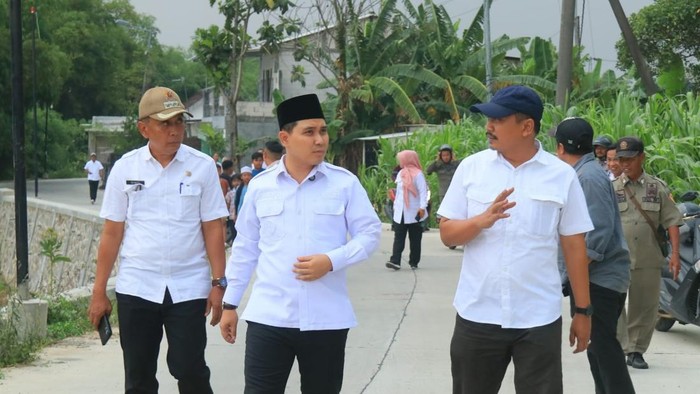 Bupati Mojokerto Muhammad Albarraa atau Gus Barra meninjau pembangunan jalan