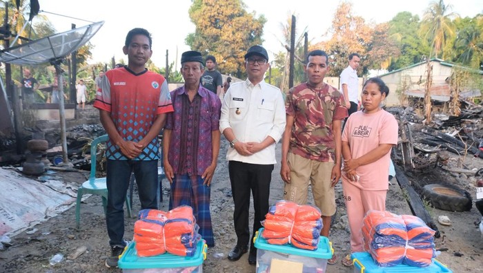 Bupati Soppeng Suwardi Haseng menyerahkan bantuan ke korban kebakaran.
