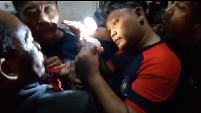 Damkar Lamongan bantu melepas tutup botol di jari balita