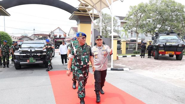 Danpuspomad Mayjen TNI Eka Wijaya Permana berkunjung ke Polda Riau dan melakukan penanaman pohon, Kamis (25/9/2025).