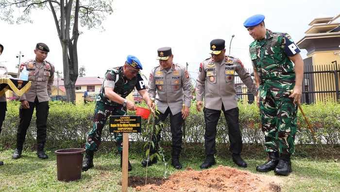 Danpuspomad Mayjen TNI Eka Wijaya Permana berkunjung ke Polda Riau dan melakukan penanaman pohon, Kamis (25/9/2025).