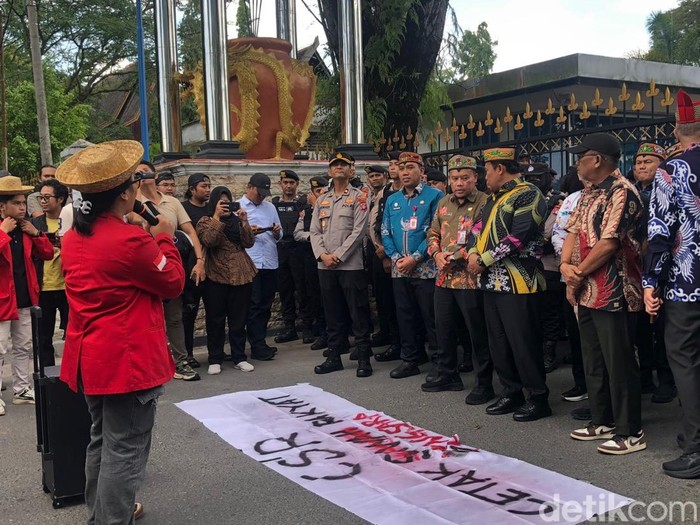 Demo Hari Tani di Palangka Raya Kalteng minta Gubernur evaluasi program Cetak Sawah Rakyat.