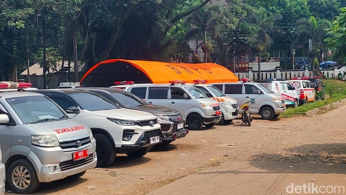 Deretan ambulans masih siaga di posko penanganan keracunan massal Cipongkor