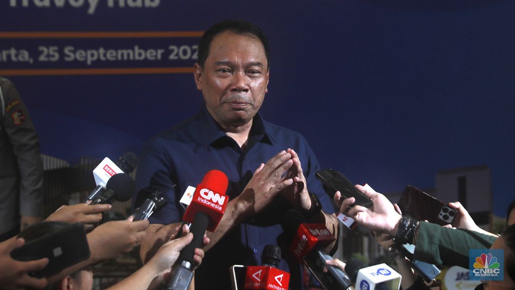 Direktur Utama PT Jasa Marga (Persero) Tbk, Rivan A Purwantono door stop kepada media usai acara Peresmian tempat istirahat pengembangan KM 05 Jagorawi dengan kosep toll corridor development Travoy Hub di Kawasan Travoy Hub TMII, Jakarta, Kamis, (25/9/2025). (CNBC Indonesia/Muhammad Sabki)