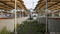 Ironisnya, area kios yang tak terpakai banyak dijadikan tempat tinggal sementara oleh tunawisma.