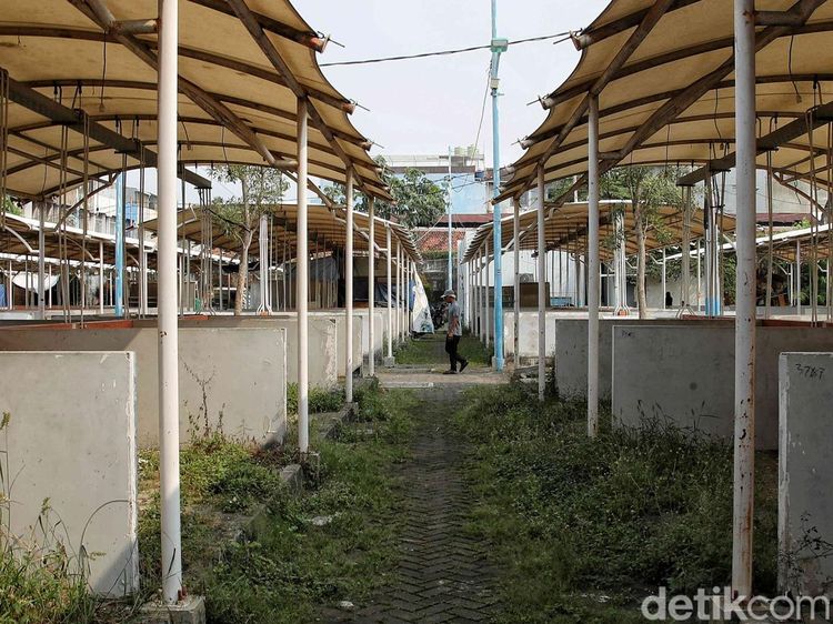 Ditinggalkan Pedagang, Lokbin Kota Intan Kini Jadi Kawasan Kumuh