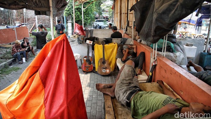 Suasana Lokasi Binaan (Lokbin) Kota Intan di kawasan Kota Tua, Jakarta, kini menyisakan pemandangan memprihatinkan. Kawasan yang dulunya diharapkan menjadi pusat aktivitas niaga tertata itu, justru semakin sepi, terbengkalai, dan berkesan kumuh.