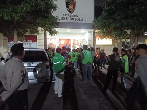 Driver Ojol Geruduk Polres Boyolali Serahkan Terduga Pelaku Order Fiktif