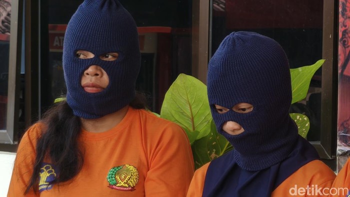 Pelaku pencurian toko emas, HS dan SS, saat konferensi pers di Mapolres Wonogiri, Kamis (25/9/2025).