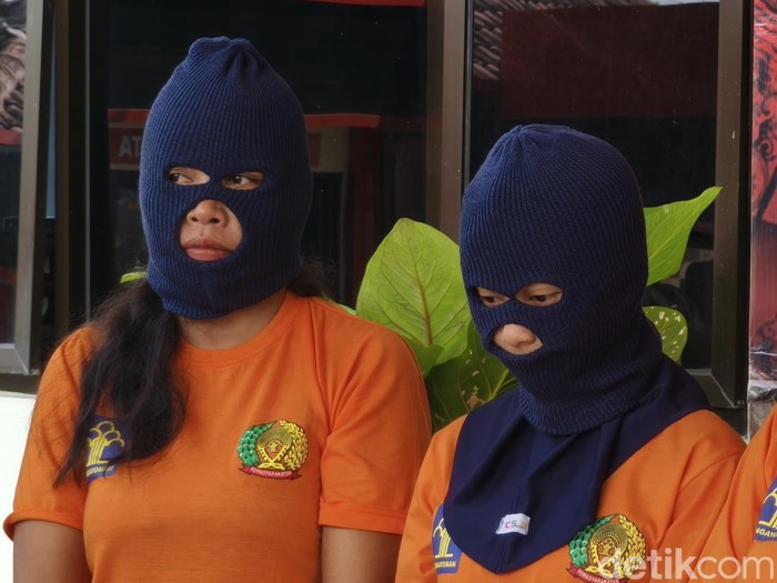 Pelaku pencurian toko emas, HS dan SS, saat konferensi pers di Mapolres Wonogiri, Kamis (25/9/2025).