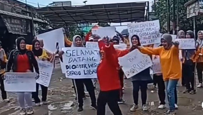 Emak-emak saat menggelar aksi di jalan rusak di Galang, Deli Serdang. (Tangkapan Layar Media Sosial)