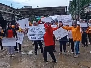 Viral Emak-Emak Pasang Tenda di Tengah Jalan Rusak Deli Serdang