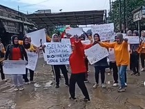 Viral Emak-Emak Pasang Tenda di Tengah Jalan Rusak Deli Serdang