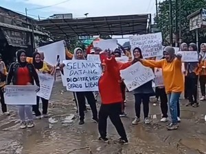 Viral Emak-Emak Pasang Tenda di Tengah Jalan Rusak Deli Serdang