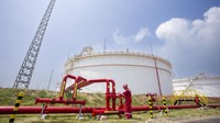 Pekerja melakukan pemantauan lapangan di area tangki BBM di Kilang Pertamina Balongan, Indramayu, Jawa Barat, Kamis (25/9/2025). Pekerjaan pembangunan dilengkapi dengan sistem perlindungan seperti Lightning Protection Systems (LPS) untuk menjamin keselamatan operasional. ANTARA FOTO/Dedhez Anggara
