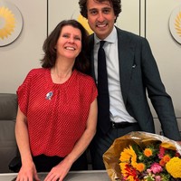 Adapun gayanya mengenakan pin berbentuk wanita berhijab selagi memakai baju merah bermotif polka dot putih. Foto: Instagram