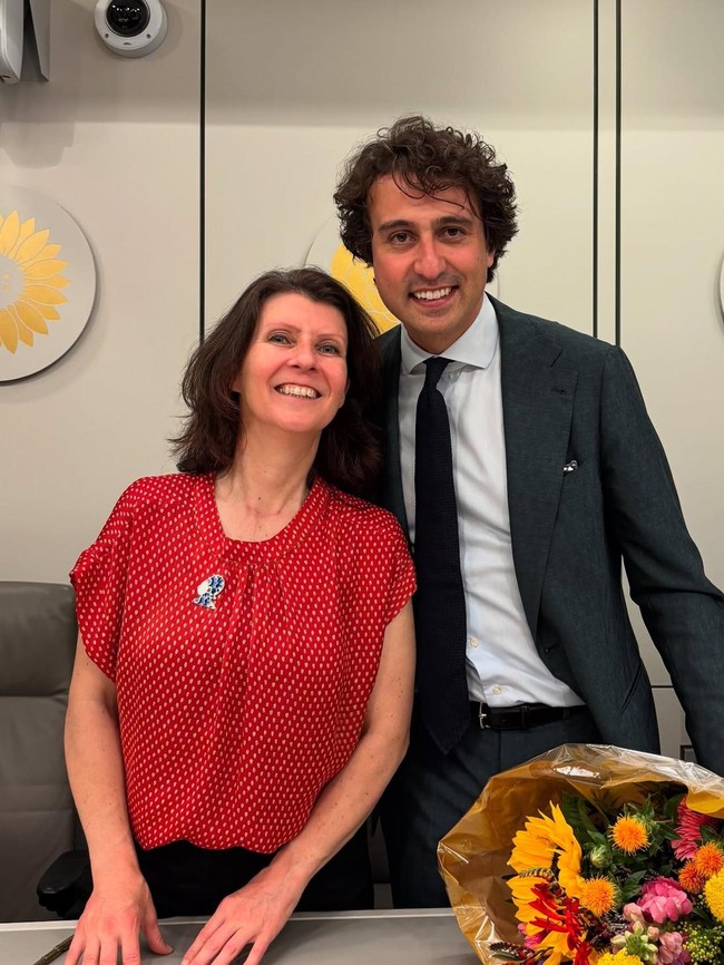 Adapun gayanya mengenakan pin berbentuk wanita berhijab selagi memakai baju merah bermotif polka dot putih. Foto: Instagram