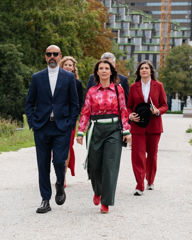 Ester Ouwehand kemudian meninggalkan ruang sidang. Sempat menolak dan menentang balik untuk mengusirnya langsung tapi akhirnya pimpinan Partai untuk Hewan (PvdD) tersebut akhirnya keluar sebagai bentuk protes Foto: Instagram