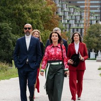 Ester Ouwehand kemudian meninggalkan ruang sidang. Sempat menolak dan menentang balik untuk mengusirnya langsung tapi akhirnya pimpinan Partai untuk Hewan (PvdD) tersebut akhirnya keluar sebagai bentuk protes Foto: Instagram