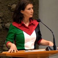 Dalam kesempatan tersebut, tak disangka ia mendapat kecaman dari Ketua Parlemen Martin Bosma yang memintanya untuk berpakaian netral. Adapun sejumlah pimpinan partai lain yang menyampaikan keberatan serupa. Foto: Instagram