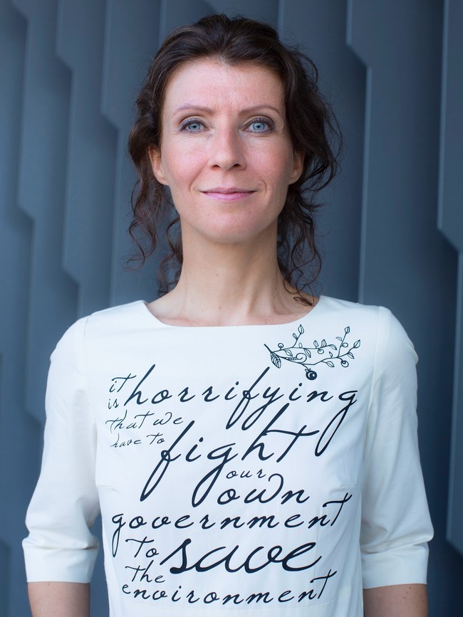 Esther Ouwehand adalah anggota parlemen Belanda yang aktif menyuarakan dukungannya terhadap Palestina. Baru-baru ini jadi sorotan karena mengenakan kemeja bermotif bendera Palestina saat rapat anggaran pada Kamis (19/9/2025). Foto: Instagram