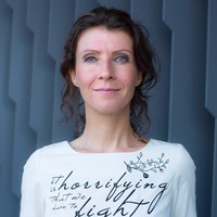 Esther Ouwehand adalah anggota parlemen Belanda yang aktif menyuarakan dukungannya terhadap Palestina. Baru-baru ini jadi sorotan karena mengenakan kemeja bermotif bendera Palestina saat rapat anggaran pada Kamis (19/9/2025). Foto: Instagram