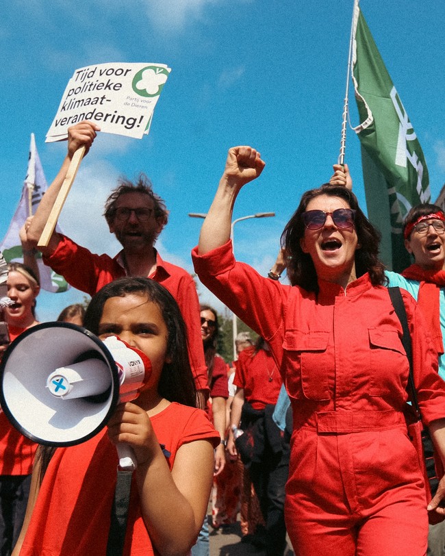Begini gayanya yang serba merah ketika menyuarakan dukungan langsung kepada Palestina dalam sebuah demonstrasi di Belanda. Foto: Instagram