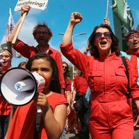 Begini gayanya yang serba merah ketika menyuarakan dukungan langsung kepada Palestina dalam sebuah demonstrasi di Belanda. Foto: Instagram