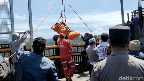 Evakuasi jasad IGPM yang diduga melompat dari atas jembatan Tukad Bangkung, Petang, Badung, Kamis (25/9/2025) siang. (Agus Eka/detikBali)