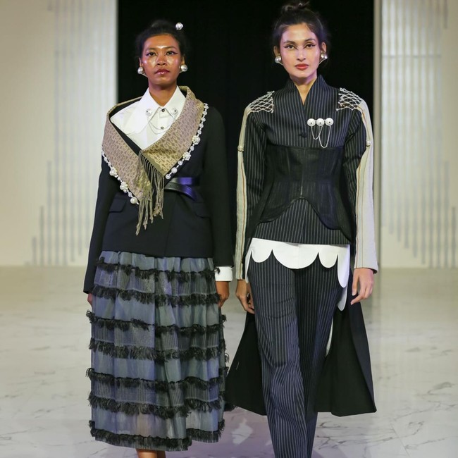 Foto: Inspirasi Gaya Formal dengan Wastra Nusantara, Batik Hingga Tenun