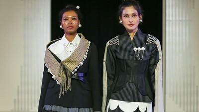 Foto: Inspirasi Gaya Formal dengan Wastra Nusantara, Batik Hingga Tenun