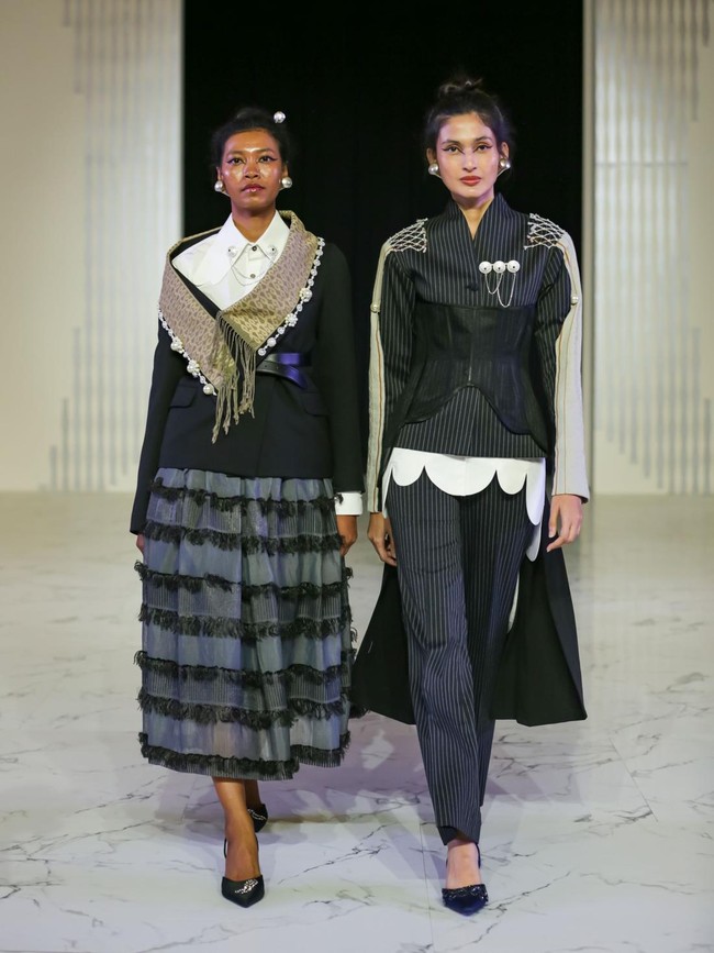 Foto: Inspirasi Gaya Formal dengan Wastra Nusantara, Batik Hingga Tenun