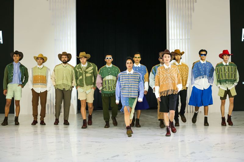 Fashion Show Kalatara Persembahan Cita Tenun Indonesia (CTI) di Fashion Nation 2025 Senayan City. Desainer yang terlibat antara lain Wilsen Willim, Amot Syamsurimuda, dan Alto Project.