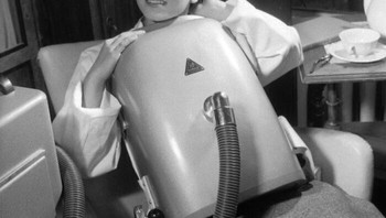 Ini adalah foto pasien menggunakan portable respirator. Diambil pada 1955. Foto: Hans Meyer/Getty Images via Bored Panda