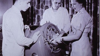 Seorang pasien yang dirawat di Iron Lung. Foto: The National Library of Medicine via Bored Panda