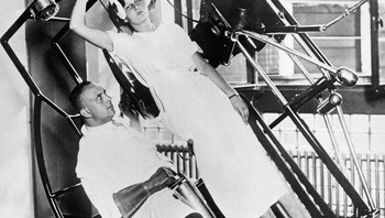 Foto 1929, menunjukkan mesin Roentgen awal-awal di institusi Jerman. Foto: Underwood Archives/Getty Images via Bored Panda