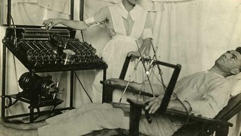 Alat elektrik untuk mengobati gangguan psikologis saat Perang Dunia I. Foto: otisarchives4 via Bored Panda