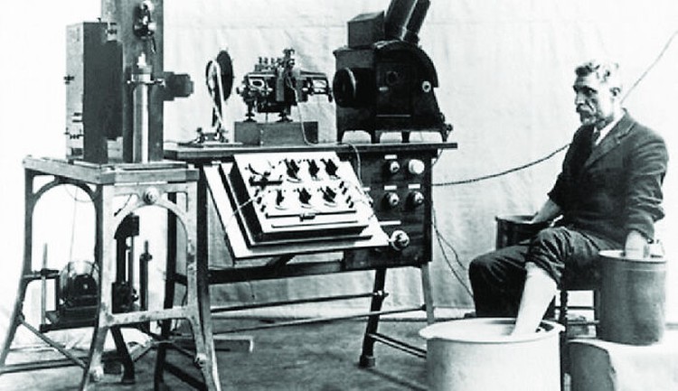 Teknologi medis yang digunakan pada saat ini sudah jauh berkembang jika dibandingkan dengan puluhan tahun silam. Berikut ini contohnya.