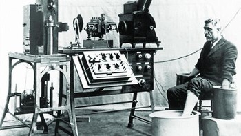 Awalnya, alat elektrokardiografi (EKG) serumit ini. Foto: AlGhatrif M, Lindsay J via Bored Panda