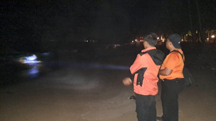 Foto: tim SAR gabungan lakukan pencarian korban tenggelam di Pantai Anyer (Basarnas Banten)