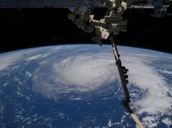 Indah Tapi Ngeri! Foto Topan Raksasa Difoto dari Luar Angkasa