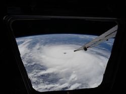 Indah Tapi Ngeri! Foto Topan Raksasa Difoto dari Luar Angkasa