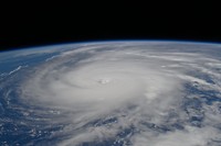 Foto Topan Raksasa dari Luar Angkasa