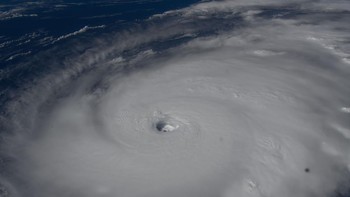 Meskipun menghasilkan ombak besar yang memicu peringatan rip current di pantai timur AS dari North Carolina hingga Kanada. Badai ini kemudian mengarah ke Kepulauan Azores, Portugal, di mana NHC mengeluarkan peringatan hurricane untuk seluruh wilayah pada 24 September. Foto: Jonny Kim via X