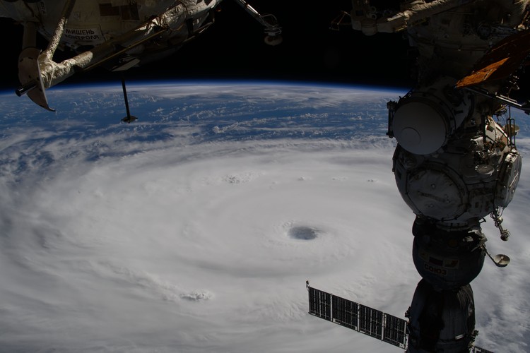 Foto Topan Raksasa dari Luar Angkasa