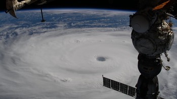Topan Ganas Ragasa dan Neoguri dipotret dari Stasiun Luar Angkasa Internasional pada 21 September 2025 pukul 04.37 GMT (11.37 WIB). Foto: Jonny Kim via X